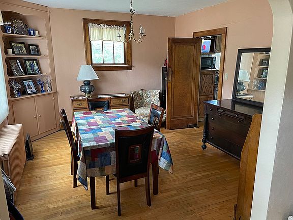 3rd image of 354 Carrie St
