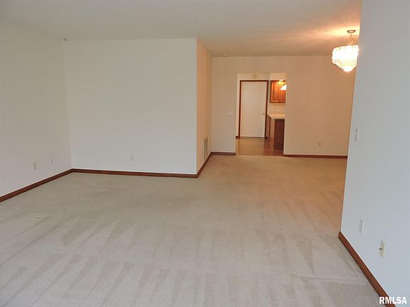 5th image of 219 Scotch Pine Dr