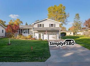 1008 Hillside Dr, Bettendorf, IA