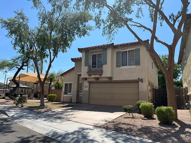 2114 N San Vincente Dr — Photo 2