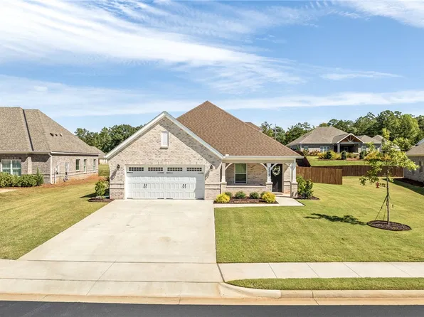 2213 Beckwith Ln, Opelika, AL 36801