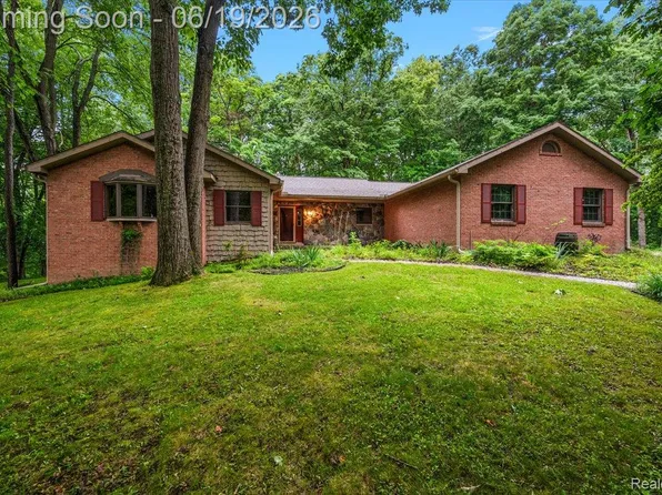 670 Rolling Acres Dr, Ortonville, MI 48462