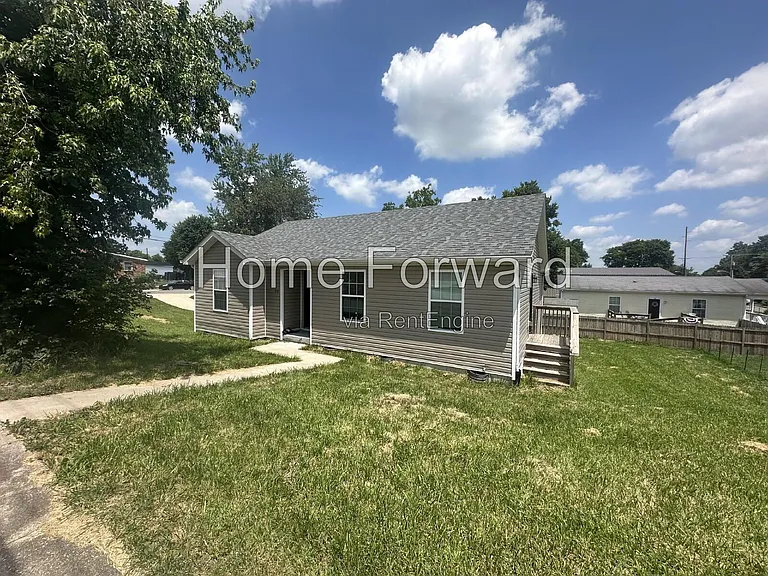 911 E Main St — Photo 2