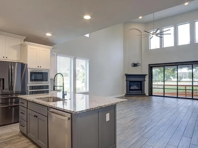 1222 Cadogan Squire — Photo 3