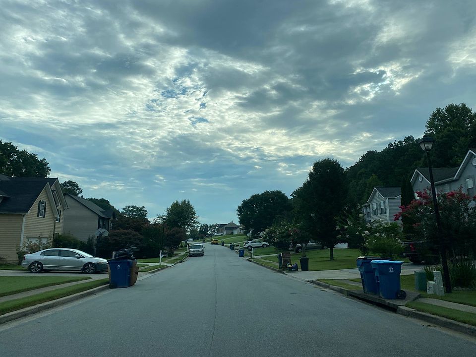 2nd image of 2104 Manor Oak Ln