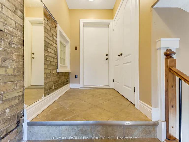 561 Queen St S #UPPER — Photo 24