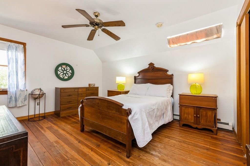  Upstairs guest bedroom