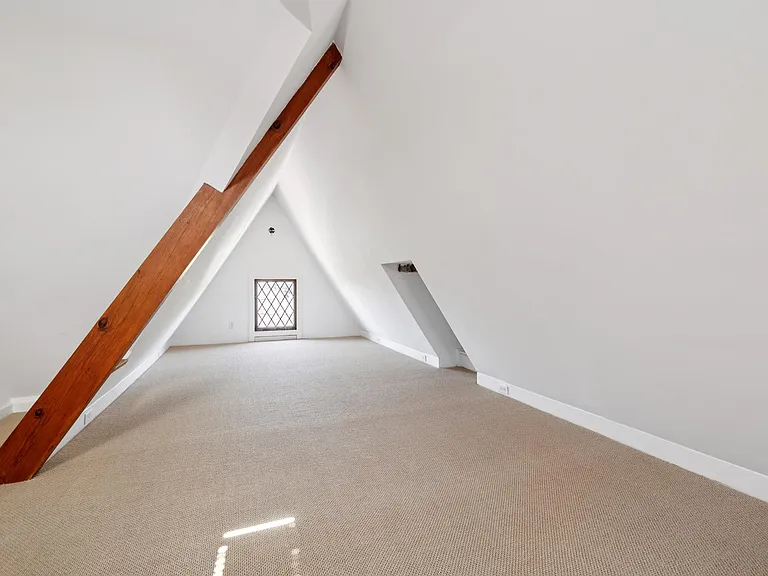 111 Windsor Ave — Photo 35