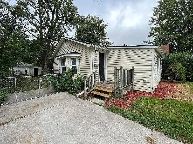 2 bed, 1.0 bath, 802 sqft, $1,497 — Photo 2