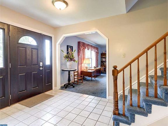2nd image of 924 Noble Dr