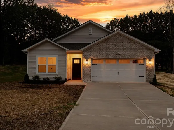2807 17th Street Ct NE, Hickory, NC 28601