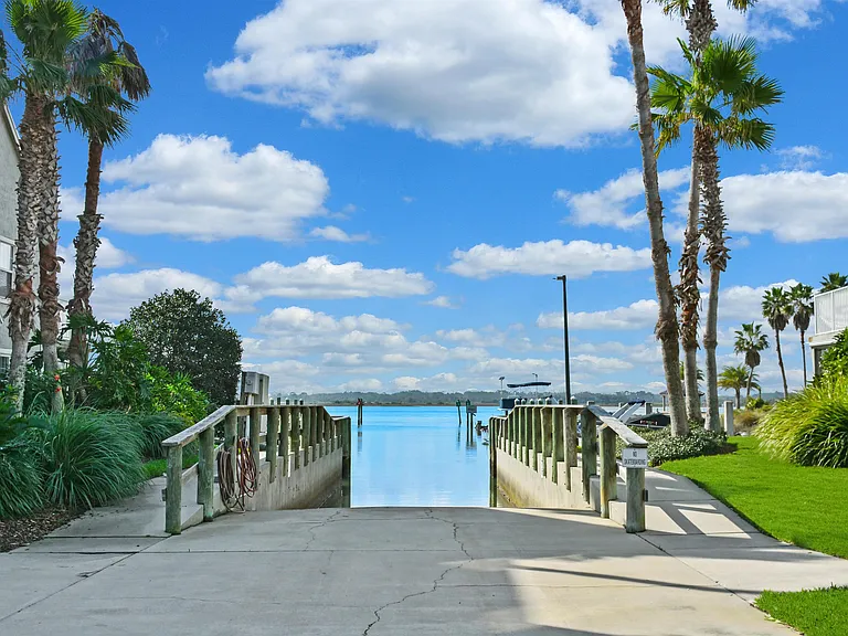 324 Village Dr #B — Photo 31