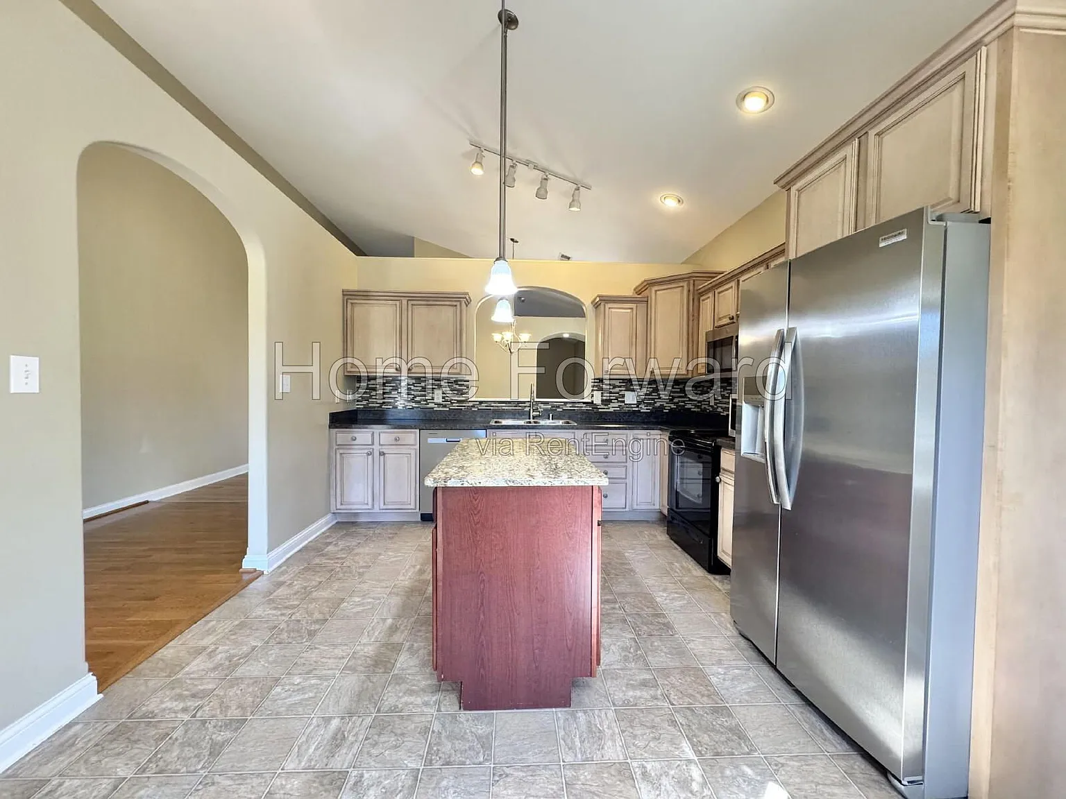 3 bed, 2.0 bath, 1939 sqft, $2,500 — Photo 3