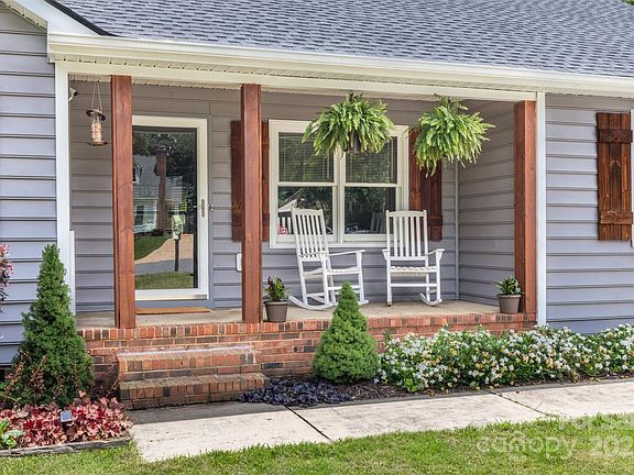 3rd image of 1507 Breckenwood Dr