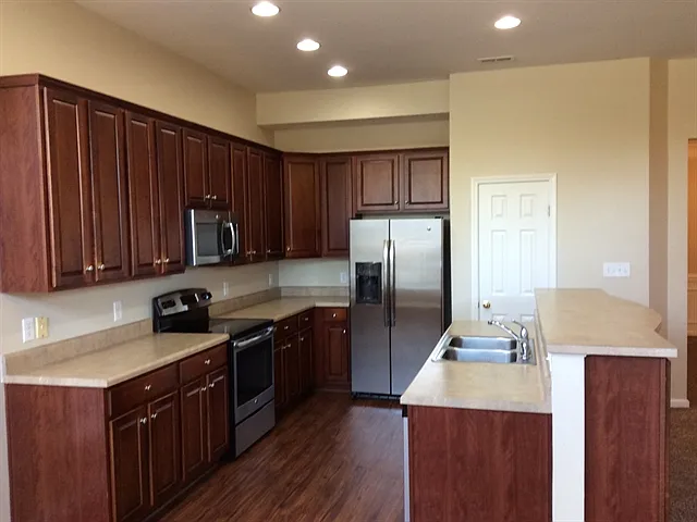 3 bed, 2.0 bath, 2818 sqft, $2,625 — Photo 2