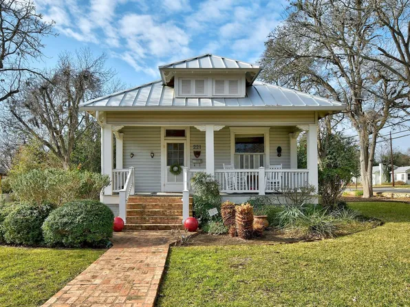 221 N Johnson Ave, San Marcos, TX 78666