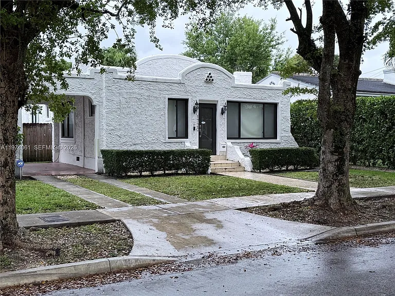 1720 SW 22nd Ter — Photo 2