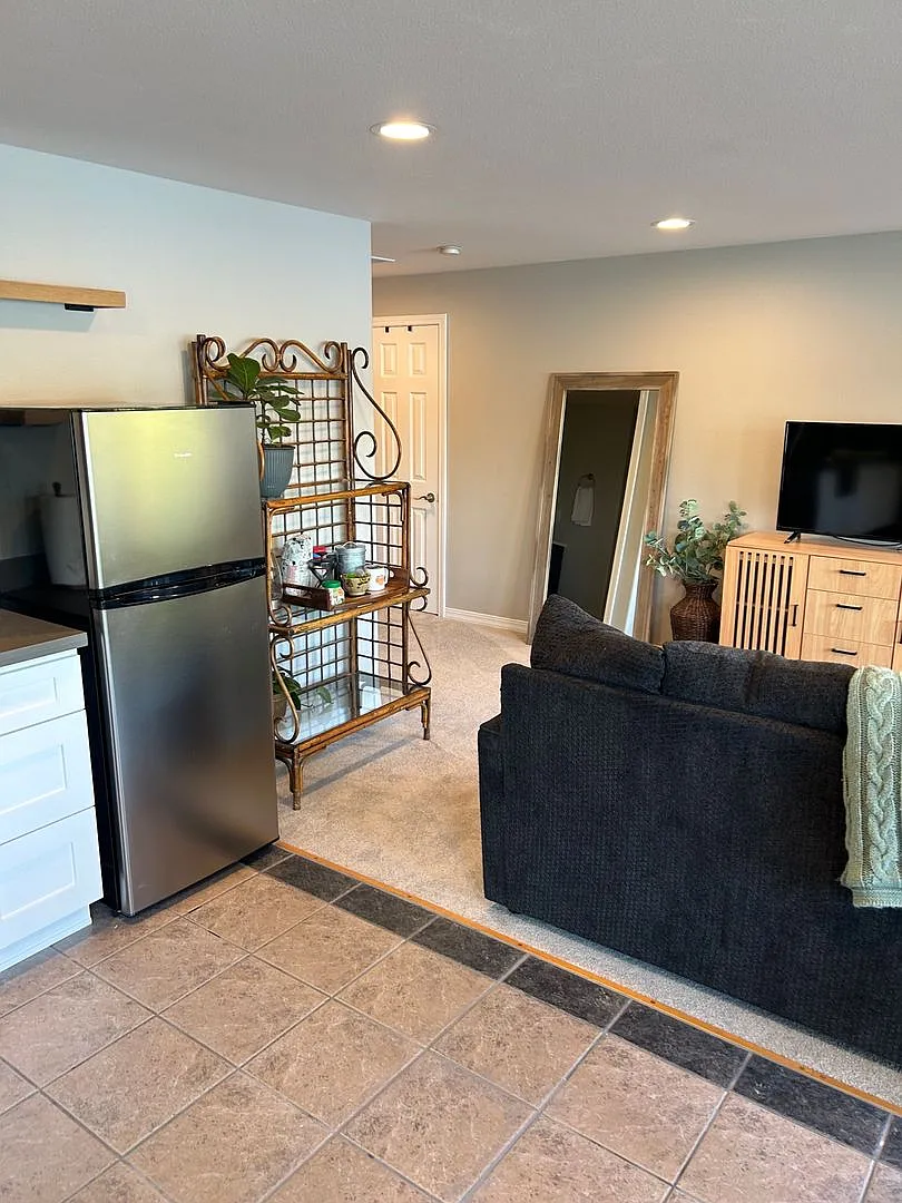 Studio Apartment , Fully Furnished , Lake Access, No Washer and Dryer . Four Floors Down walk way... — Photo 2