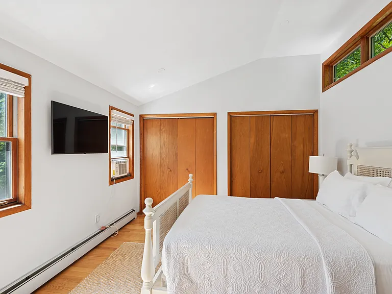 151 Kings Point Rd — Photo 12