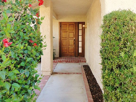 Entry w/Private Courtyard