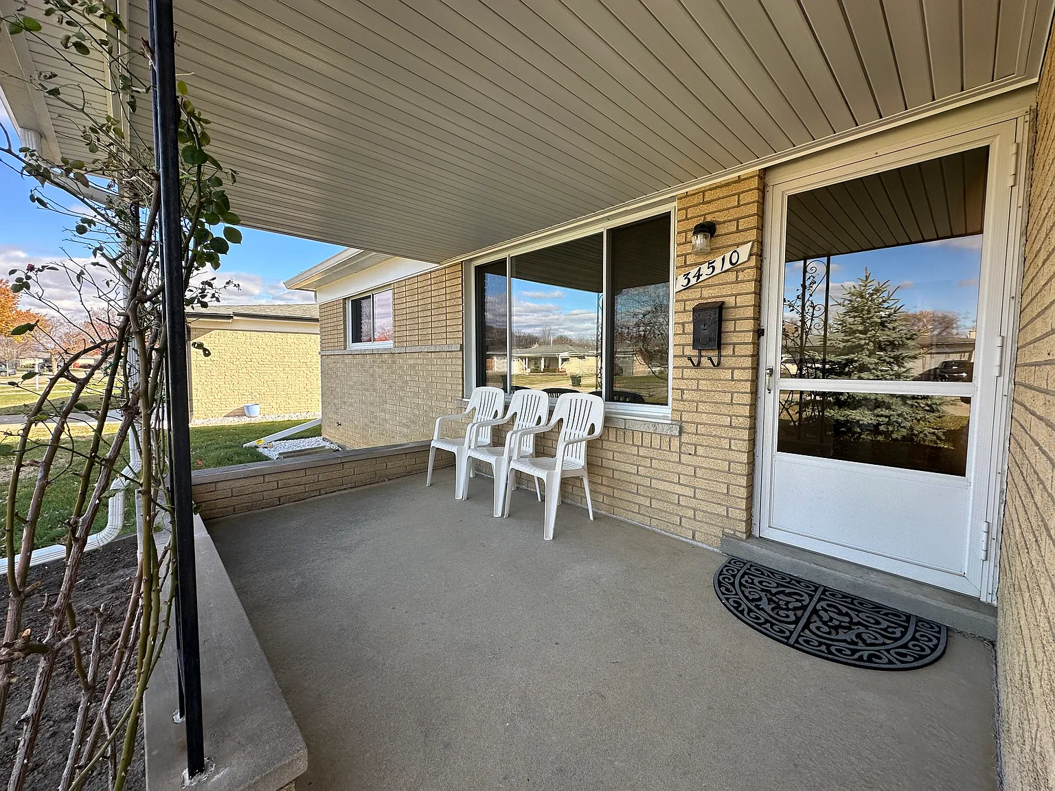 3 bed, 1.5 bath, 1577 sqft, $2,300 — Photo 3