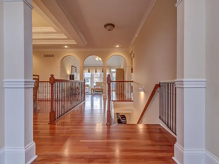 909 Village Green Ave — Photo 3