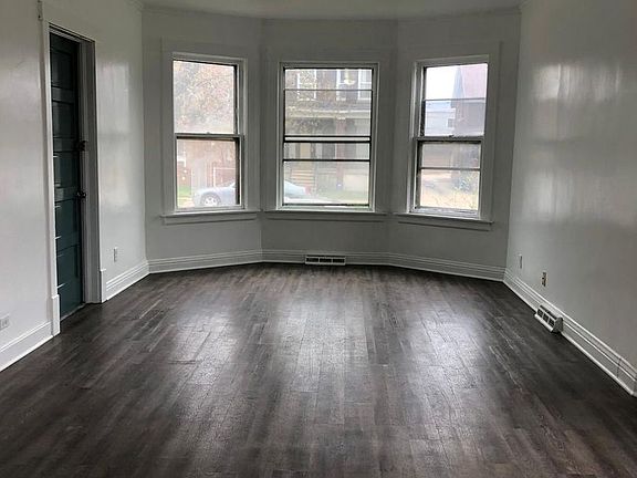 3rd image of 3818 Hemlock St Floor 1