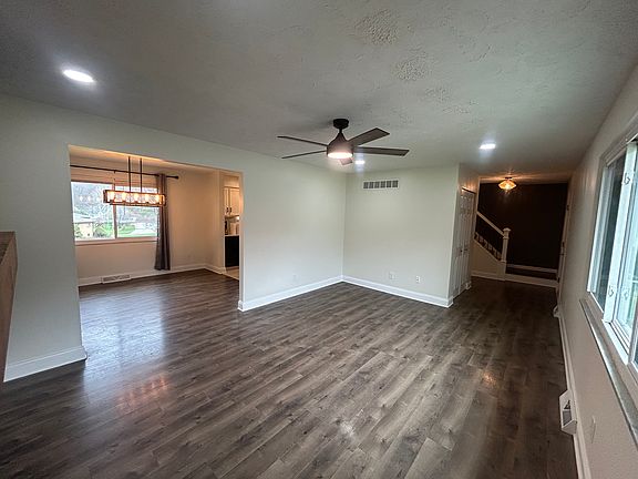 3rd image of 194 Hazelwood Dr