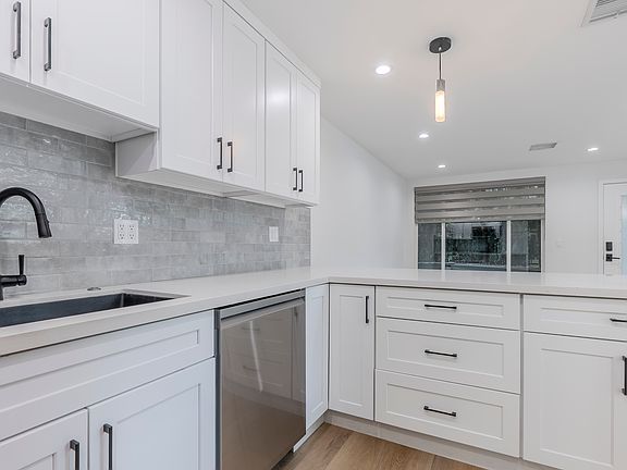 5th image of 904 N Gardner St #8