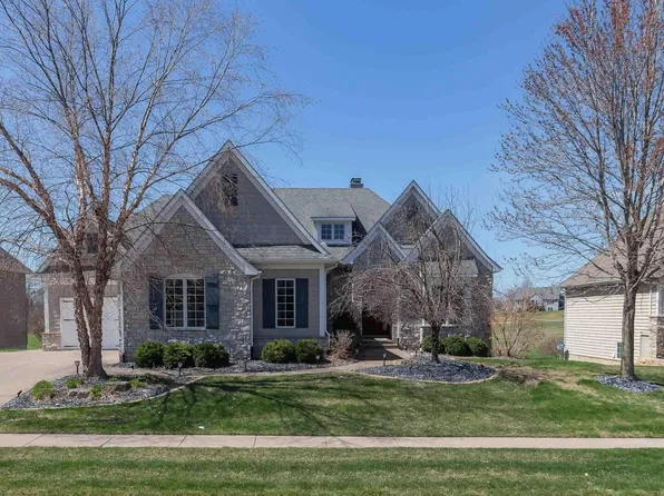 10 Country Club Ct, Le Claire, IA 52753