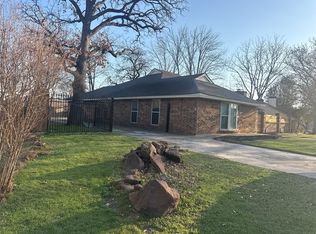 2109 Oakmeadow St, Bedford, TX