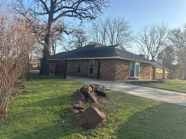 2109 Oakmeadow St, Bedford, TX 76021