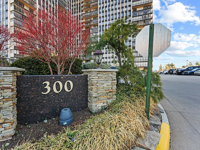 300 Winston Dr #318 — Photo 27
