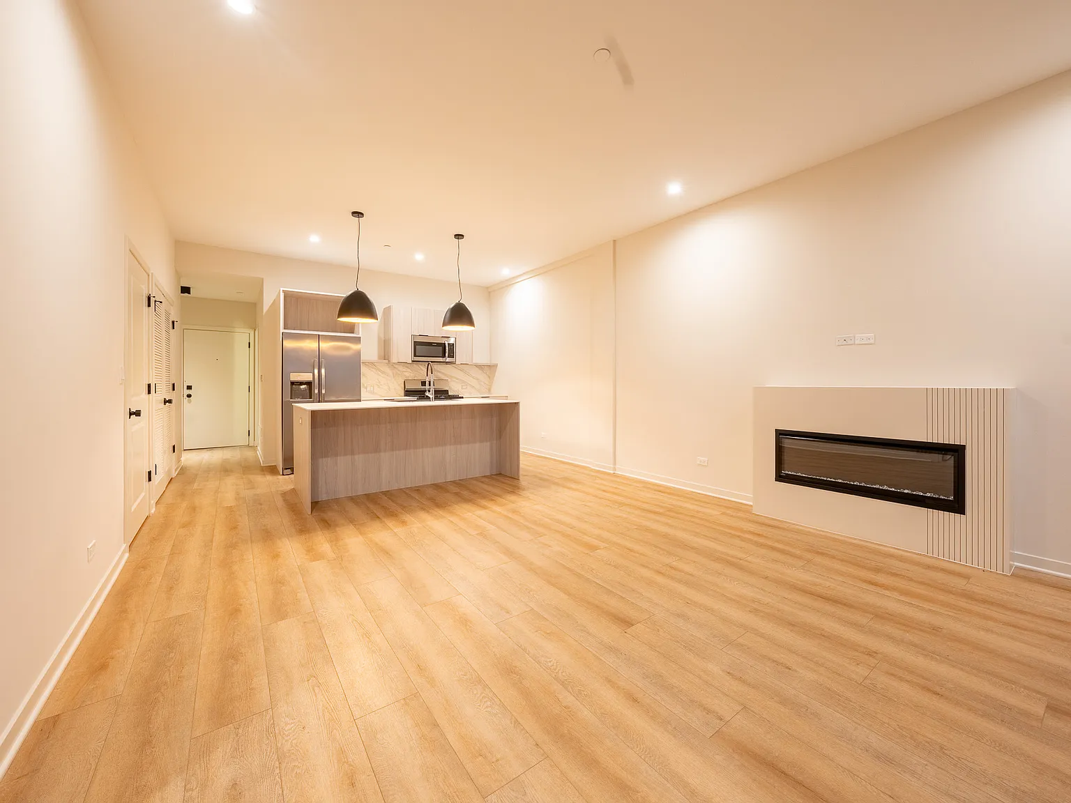 1 bed, 830 sqft, $2,400 — Photo 3