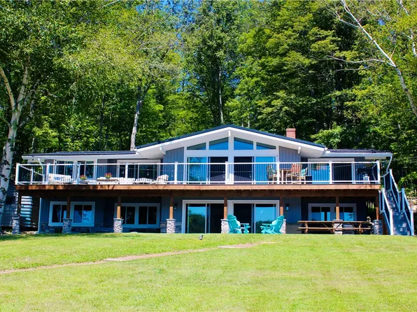 1435 Peninsula Dr, Central City, PA 15926