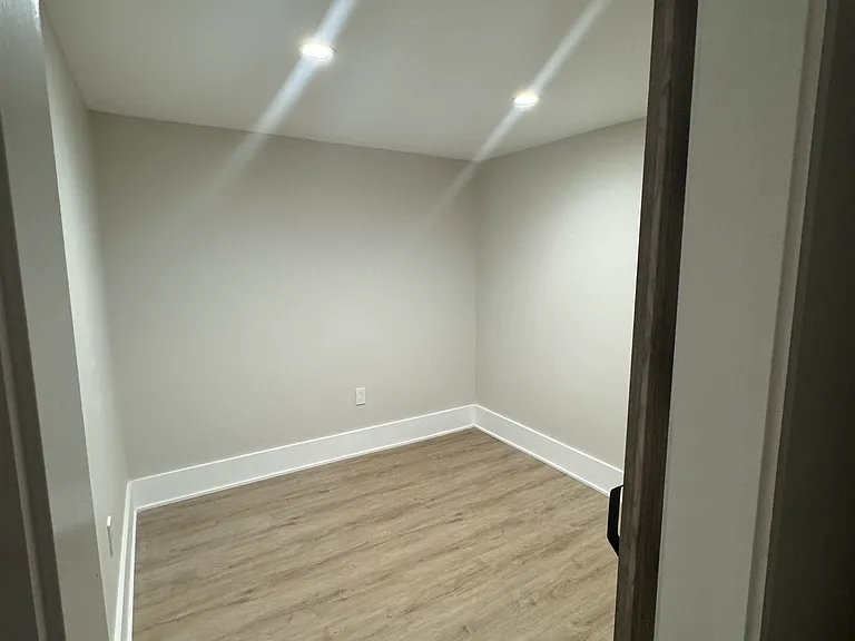 5726 Clarence Ave — Photo 15