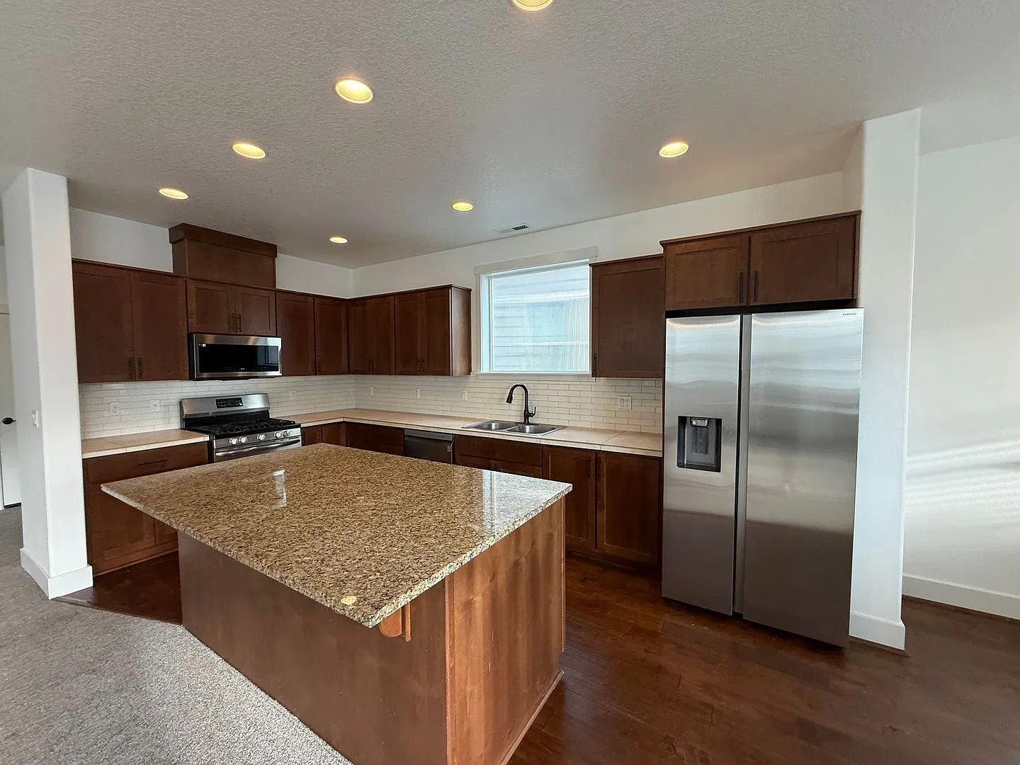 Cozy and Modern 4 Bedroom Single-Family Home for Rent! — Photo 2