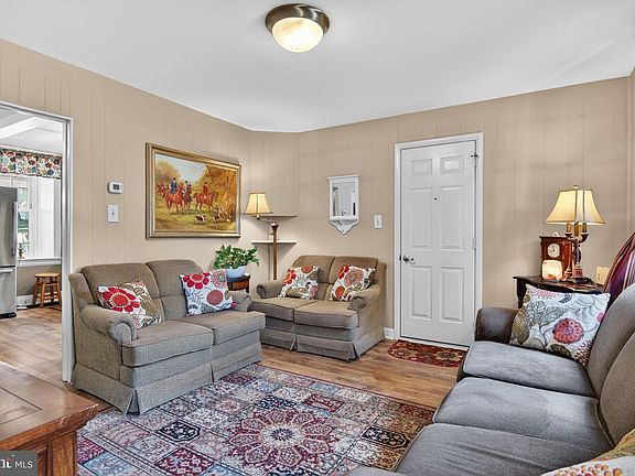 5th image of 332 Boyd St