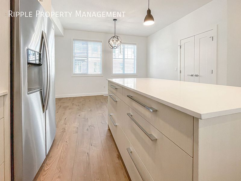 Calgary Townhouse for rent - 3 Bedrooms — photo 3
