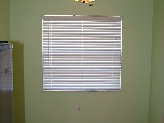 Dining room. Brand new ceiling fan, custom paint, and tile. 