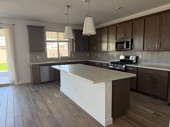 3rd image of 800 W Sparrow Dr