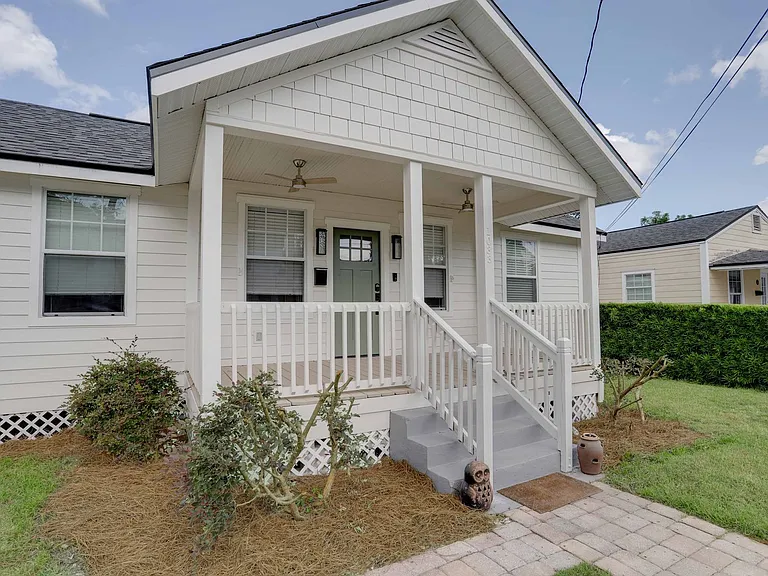 1033 N Hampton Ave — Photo 3