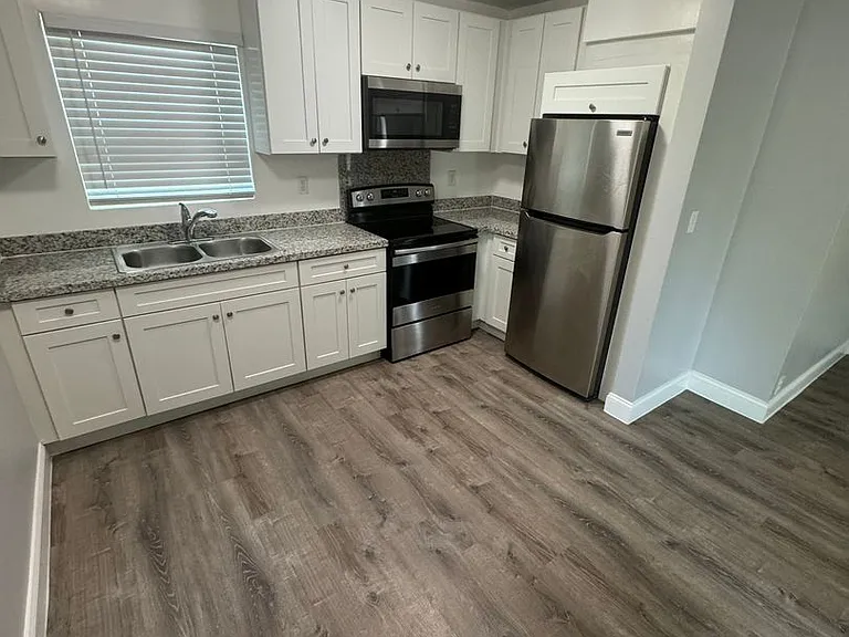 2401 NW 9th Ave — Photo 24