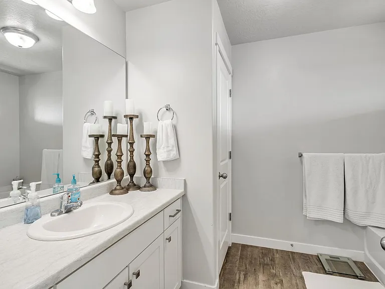 8136 S 5910 W — Photo 16