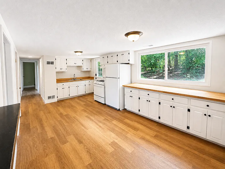 304 Nottingham Dr — Photo 2