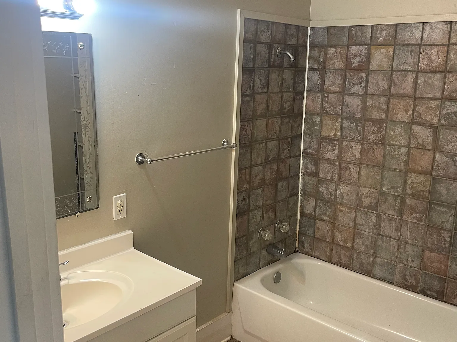 2 bed, 950 sqft, $925 — Photo 3
