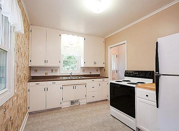 3rd image of 2121 Arlington Ave E
