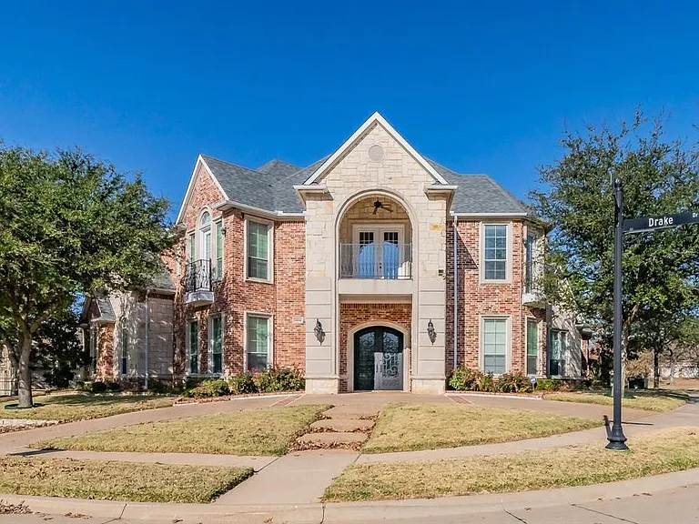1004 Drake Dr — Photo 2