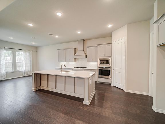 5th image of 401 Lake Cove Dr