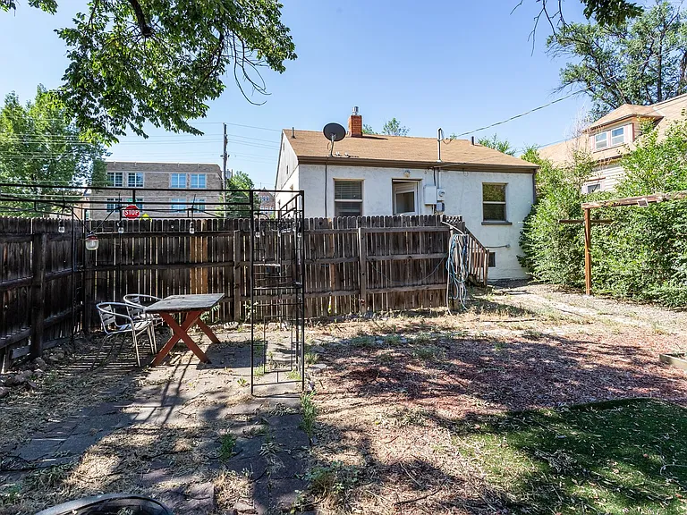 922 E High St — Photo 30